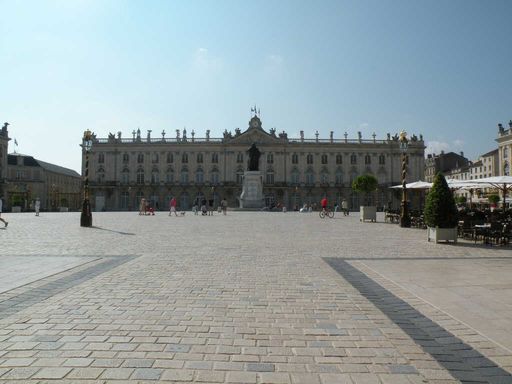  l'Hôtel de Ville vu le matin